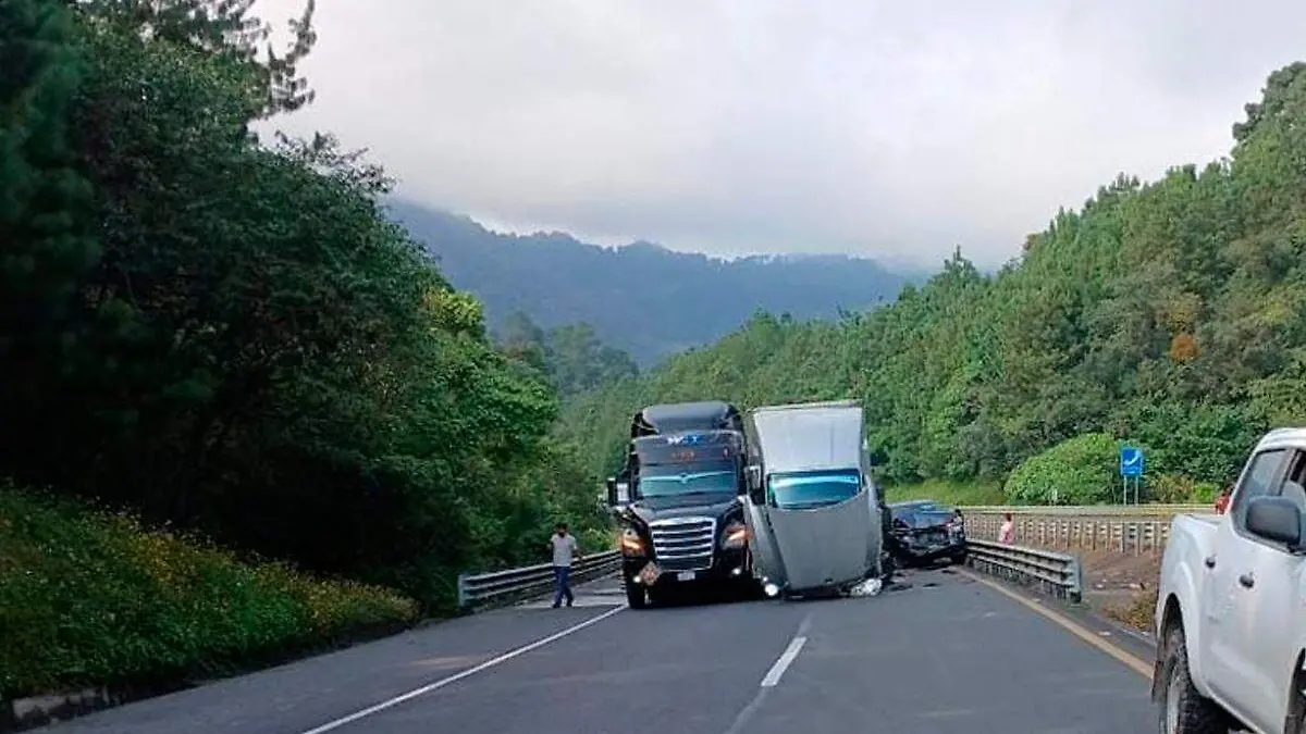 accidente donde auto quedo prensando en Huejotzingo